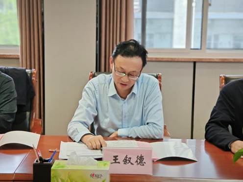 男人和女人在桌子边低可信度描述已自动生成