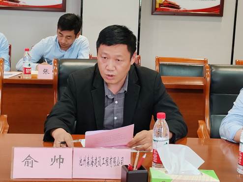 图片包含 桌子, 人, 女人, 男人描述已自动生成