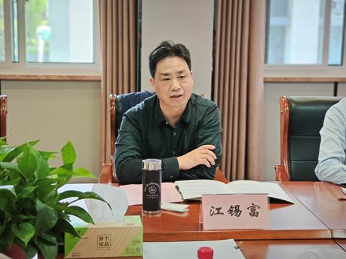 男人和女人在桌子边低可信度描述已自动生成